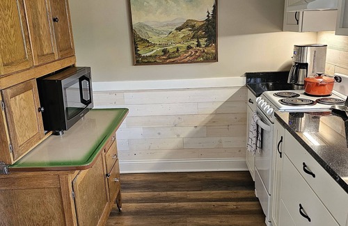 Smith River Cottage | New listing! Cozy hilltop cottage with mountain views, 20 mins. from Floyd.