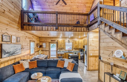 Epworth Cabin | New Listing Discount! Modern. Arcade Games. Ping Pong.Jacuzzi. Fire.King Beds