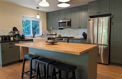 Ashford Cabin | NEW LISTING! Freshly Renovated - Sleeps 8! Offering HOT TUB+BBQ!