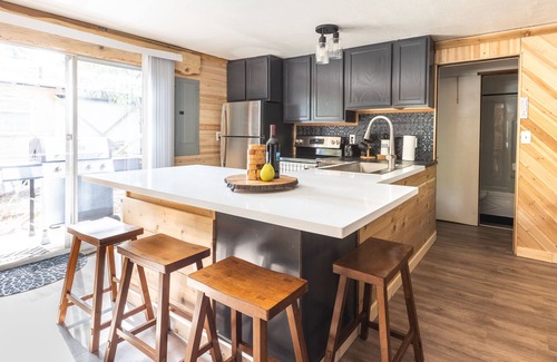 Packwood Cabin | NEW Listing - Little Elk Cabin ~ Hot Tub, Ski, Relax!