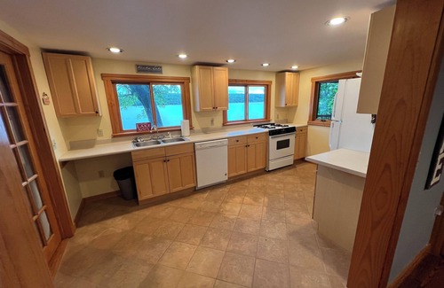 Hammondsport House | NEW Listing on Keuka! Expansive 3-Story Lakefront Lodge