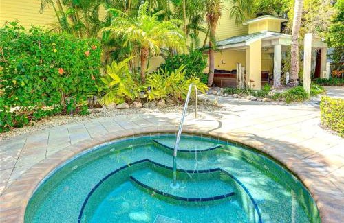 Siesta Key House | New Listing! Pool Jacuzzi, 3-min to Beach Bars & Entertainment!