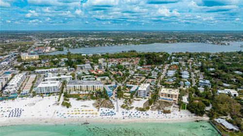 Siesta Key House | New Listing! Pool Jacuzzi, 3-min to Beach Bars & Entertainment!