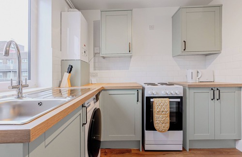 Seven Sisters Apartment | New Listing! Spacious 2BR, North London 2 minutes to Tube Station