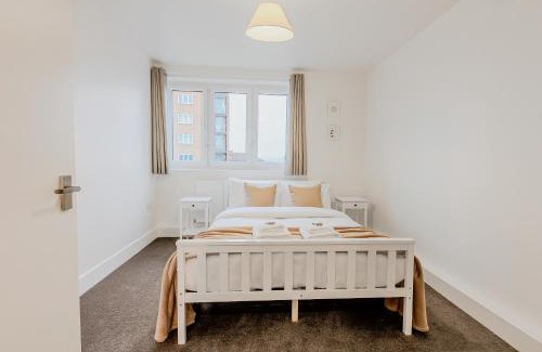 Woodberry Down Apartment | New Listing! Spacious 2BR, North London 2min to St