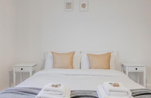 Woodberry Down Apartment | New Listing! Spacious 2BR, North London 2min to St