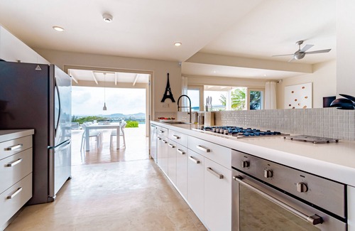 Santa Cruz House | *NEW Listing* STUNNING Scenic Views & Horizon Pool
