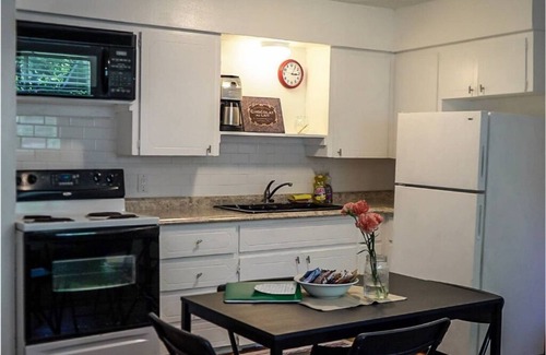 Johnston Terrace House | New Listing! Thrifty & Functional 2 BD near AUS and downtown