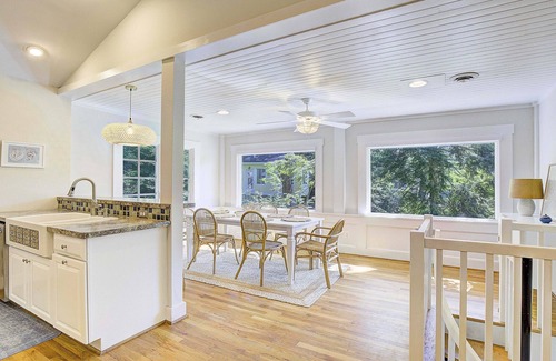 Epping Forest Cottage | NEW LISTING! Waterfront cottage, hot tub, fire pit, gated community, pier, kayak