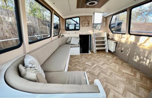 Baambrugse Zuwe Boat Rental | NEW - LITTLE IBIZA, on a lake near Amsterdam, with HOT TUB!