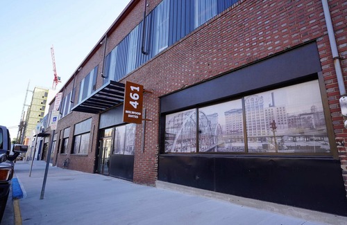 North Oakland Apartment | *New* Loft 3 min to Local hospitals Sleeps 4