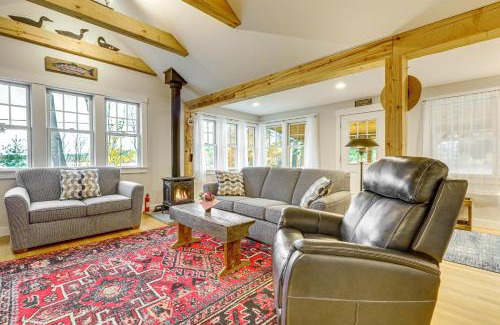 New London House | New London Cottage with Grill, Lake and Beach Access