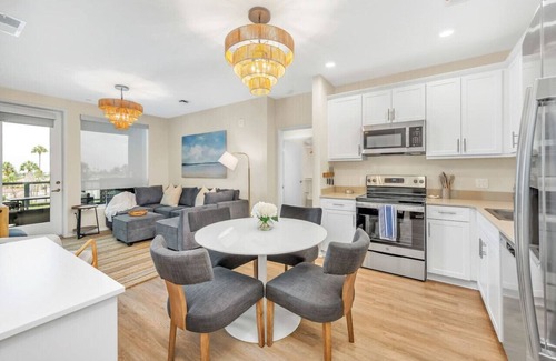 Normal Heights Apartment | NEW Lux North Park Gem~King Beds~Workspaces~Parking~Central Location!