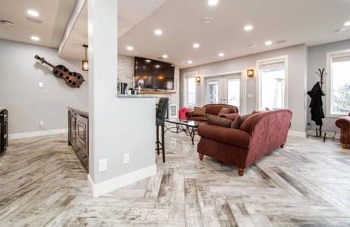 St. Albert House | NEW Luxurious Lakefront 5 bdrm 4 bath house in St. Albert hot tub, fireplaces!