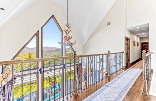 Campton House | New Luxurious Mountain Paradise. Best Views! Hot Tub, AC, Waterville Estates