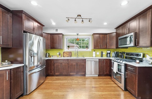 Bensenville House | NEW Luxuriously Detailed 4 Bedroom/2Ba Home Minutes Away From Attractions&Ohare