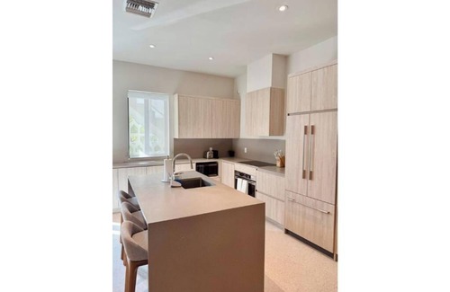 Westwind Condo | New Luxury 1bd - Gated - Pool Beach and Gym access - Quiet and Family Friendly