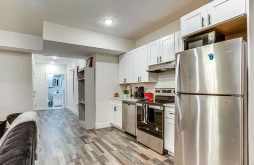 West Side Condo | New Luxury 1Bdr Apt. Free Parking & Private Backyard