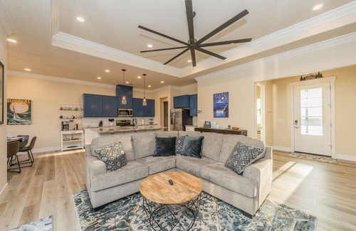 Redding House | *NEW Luxury 4Bdrm Home/Adventure Base Camp*