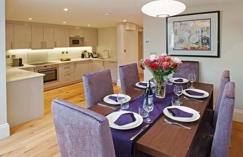 Upper Town Apartment | New luxury apartment 5 min walk to the Royal Crescent/centre. Ideal for families