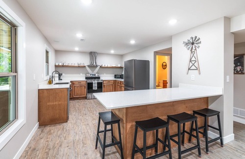 Steelville House | *NEW* Luxury Home overlooking Meramec River w Game Room, Private River Access