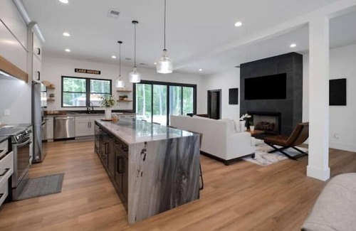 Fair Play House | New Luxury House on Lake Hartwell w/swim up bar