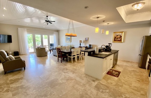 Hart Bay Villa | New Luxury Villa on the Beach, Spa, Kayaks, SUPS, Snorkel, NO STAIRS, Near Town