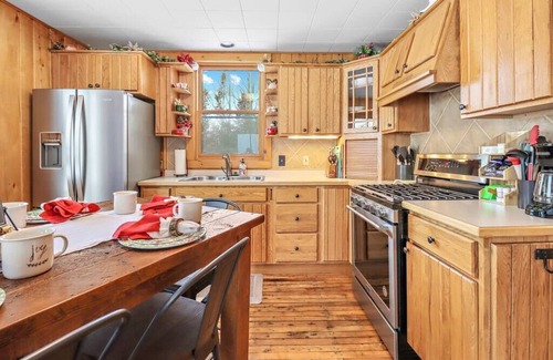 Presque Isle Cabin | NEW! MINI ARCADE, OUTDOOR BASKETBALL HOOP, DISC GOLF, OTHER OUTDOOR SPORTSnnn