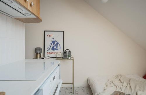 Dejvice Apartment | NEW! Mini-designer rooftop AC & Garden, Castle!