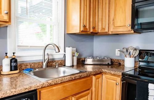 Manchester Apartment | NEW - Mins to Concord /Nashua - Full Fenced Backyard- 1st Floor- Laundry in unit