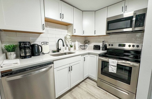 Concord Apartment | NEW - Mins to Manchester/Nashua - Walk to downtown - In-Unit Washer/Dryer