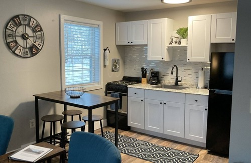 Suncook Apartment | NEW - Mins to Manchester /Concord - Riverfront - Pet Friendly - Yard Space - Mtn