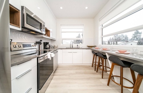 Southwest Edmonton House | ☆NEW☆Modern 3 Bedroom☆Central☆WiFi☆Netflix✔Clean!