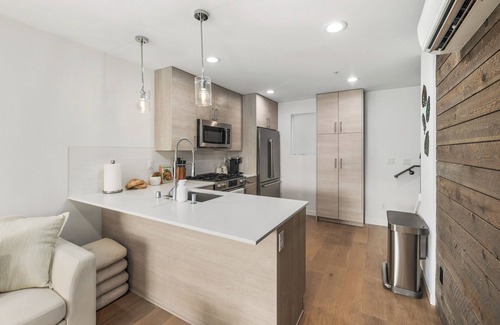 Whittier Heights House | NEW! Modern Ballard Retreat 3BR 2.5BA Fits 8 People with AC 1 King 3 Queen Beds
