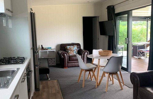 Mahia House | New modern compact home, warm & cosy, Blue Bay beach bach!