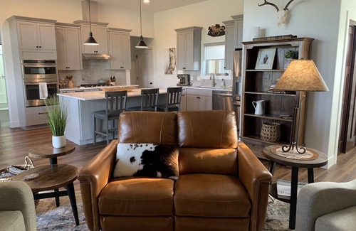 Edgar Apartment | New Modern Cozy Apartment with Views and Private River Access
