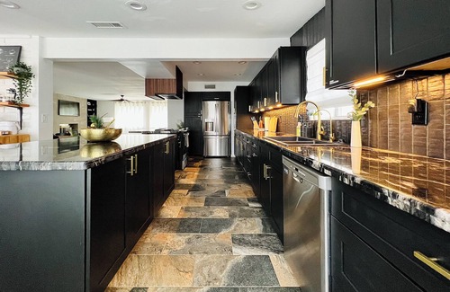Mesa House | NEW! Modern Lux, Heated Pool @no extra charge, Hot tub, BBQ, Cinema room & more!