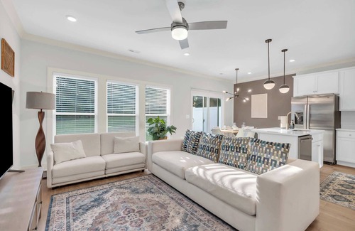 Spartanburg House | NEW Modern Luxury Stay - 2 King Beds - Sleeps 10