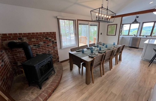 Chester Gap House | New - Modern Mountain Retreat w/Hot tub and view!