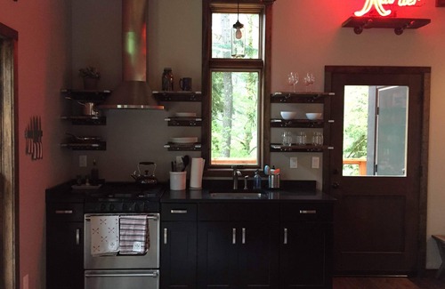 Paradise Estates Cabin | New Modern Mt. Rainier Cabin - Wrap-around deck, Fireplace, Wifi, Netflix + more