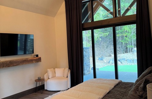 Cle Elum Cabin | NEW Modern Mt. Retreat with Private Mod Pool!