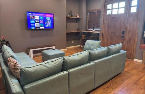 Historic Downtown Apartment | NEW Modern Private Entrance 2 BD Apt Minutes to NYC