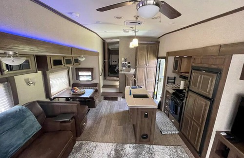 Florida Gardens House | NEW Modern Spacious RV Camper - 7 miles from beach