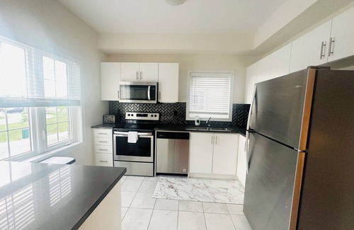 Guelph House | New, Modern & Spacious 2 bed, 1.5 bath | ~5 min to top attractions