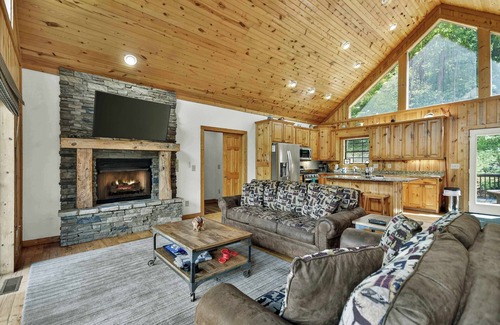 Cleveland Cabin | New! MtnViews, Hot Tub, Shuffleboard, Pool, Arcade