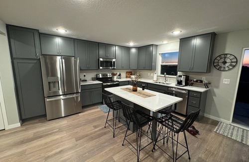 Cedar Falls House | NEW Near UNI Modern Spotless Townhome
