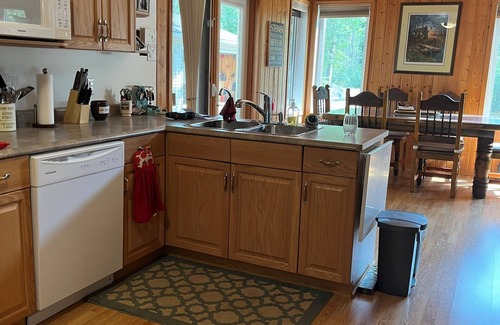 Lester Beach Cabin | NEW NIRVANA RENTALS LISITING*Rent 2 days get 2 days free*Cottage with Hot Tub