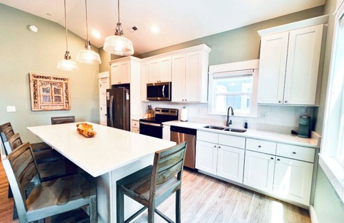 Corolla Light Condo | *New* Oceanside,Pool,Walk 2 the beach,No Stairs