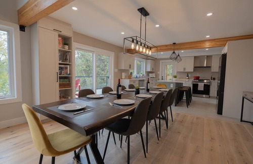 Foresters Falls Cottage | New Off-Grid Waterfront Retreat! Quiet bay on the river, great for families.