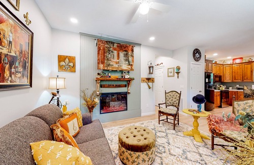 Eureka Springs Historic District House | New Orleans-themed getaway with a full kitchen, washer/dryer, & AC